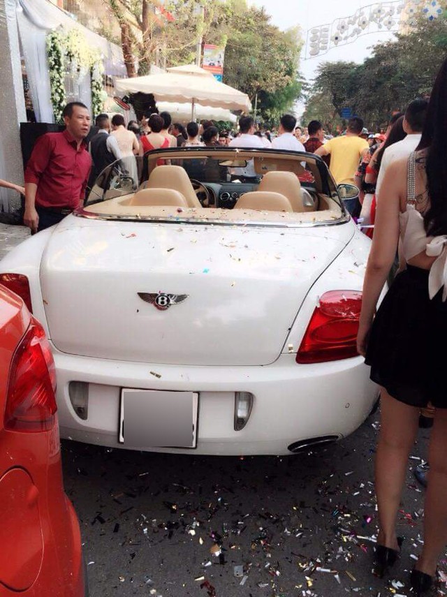 
Dàn xe sang xuất hiện trong đám cưới ở Nam Định.
