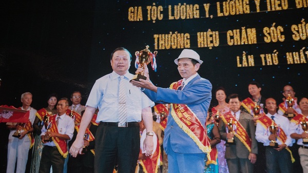 Ông Hiệp vinh dự được vinh danh lương y tiêu biểu vì sức khỏe cộng đồng vào năm 2013