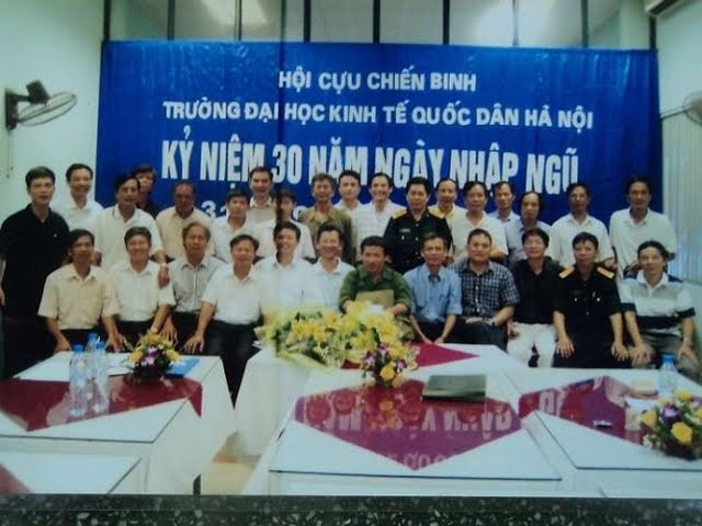 Cựu binh Nguyễn Mạnh Hùng - người mặc áo đen ngoài cùng bên trái ảnh.