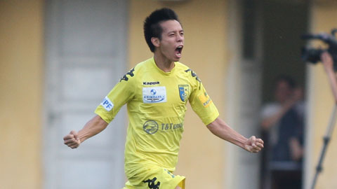 Văn Quyết, một trong những cầu thủ Hà Nội ít ỏi thường xuyên ra sân mùa giải trước