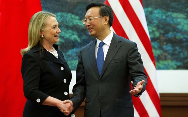 Bà Hillary Clinton bắt tay trò chuyện cùng cựu bộ trưởng Ngoại giao Trung Quốc Dương Khiết Trì. Ảnh: AFP