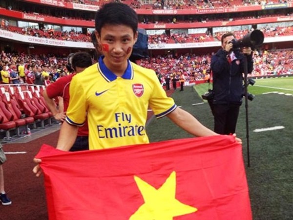 
Running Man Vũ Xuân Tiến đem quốc kỳ Việt Nam đến Emirates hồi năm 2013.
