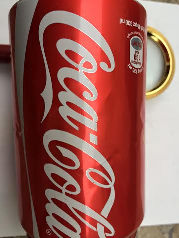 Coca Cola liên tiếp bị khách hàng than phiền về chất lượng sản phẩm (Ảnh chụp lon Coca không có ruột của anh Nguyễn Thế Hưng)