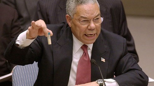 
Ngoại trưởng Mỹ Colin Powell giơ 1 chiếc lọ con mà ông nói có khả năng mang bệnh than, khi trình bày với Hội đồng Bảo an LHQ về bằng chứng cáo buộc Iraq tiến hành chương trình vũ khí hủy diệt hàng loạt. Ảnh: AP.
