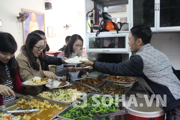 Anh Dương Khánh Đạt phục vụ cơm cho khách tự lấy đồ ăn chay.