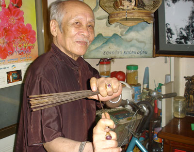 Những chiếc đũa sẽ trở nên vô cùng lợi hại dưới bàn tay của cố võ sư Trần Công.