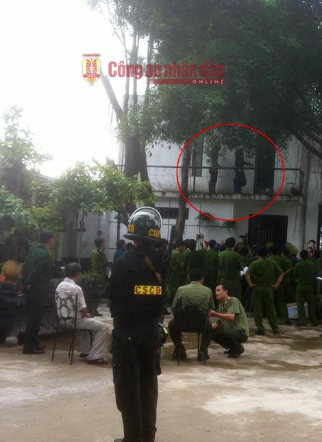 Nguyễn Hải Dương và Vũ Văn Tiến đang diễn lại hành động khi đột nhập lên tầng 2. Ảnh: Công an nhân dân.