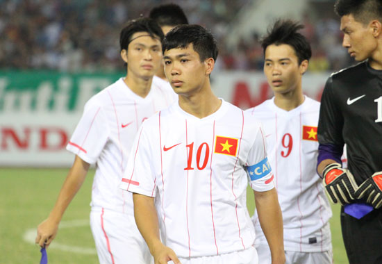 Trở về Hà Nội, Công Phượng bất ngờ xuất hiện với mái tóc gọn gàng chuẩn bị cho giải U19 Đông Nam Á.