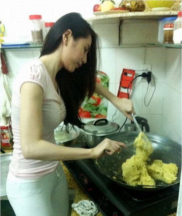 
Thủy Tiên rất đảm đang trong việc nấu nướng.
