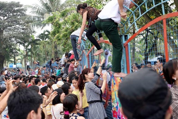 Sự cố vượt hàng rào xảy ra tại ngày đầu mở cửa miễn phí Công viên nước Hồ Tây (ảnh: vietnamnet)