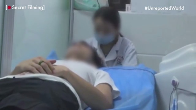 
Một bệnh nhân đang được chữa đồng tính bên trong một cơ sở y tế ở Trung Quốc.
