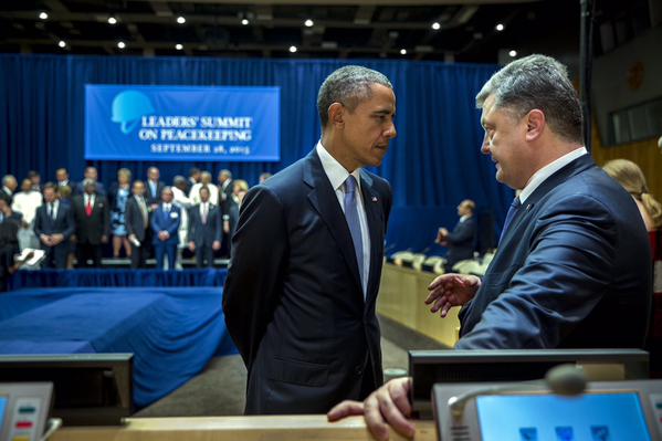 
Ông Obama và ông Poroshenko nói chuyện bên lề cuộc họp tại LHQ. Ảnh: Ukraine Today
