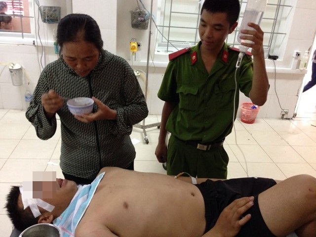 Trung úy Tuấn được người nhà chăm sóc lúc đang điều trị tại BVĐK tỉnh Hà Tĩnh.
