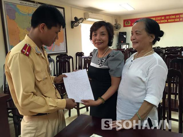 Trung úy Nguyễn Tiến Hà xúc động nhận bức thư cảm ơn từ người dân