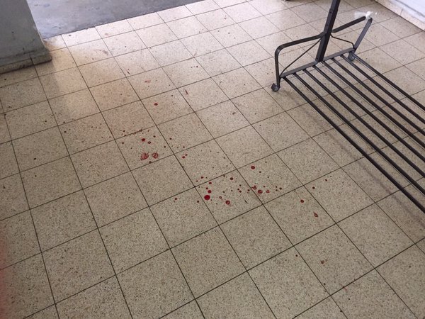 
Paula Slier chụp lại ảnh các vết máu trên mặt đất trong khi theo chân cảnh sát tìm kiếm những kẻ tấn công. Ảnh: Twitter
