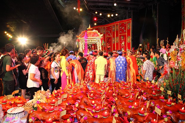 
Đồ lễ của các nghệ sĩ trong buổi lễ cúng tổ tại Sân khấu 126 TP.HCM do nghệ sĩ Hoài Linh chủ trì.
