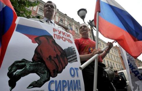 
Người biểu tình ủng hộ Nga tham gia không kích tại Syria ở Nga.
