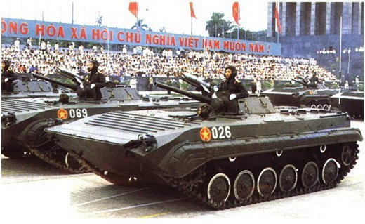 Xe chiến đấu bộ binh BMP-1 trong Lễ duyệt binh năm 1985