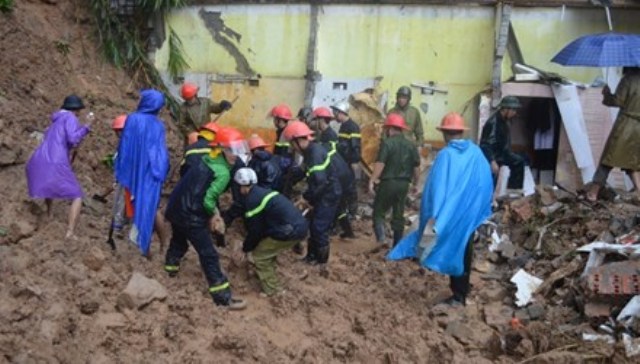 Lực lượng cứu hộ khẩn trương đào lớp bùn đất nhão nhoét để cứu ạn nhân bị vùi lấp do sập nhà tại tổ 2, khu 5, phường Bãi Cháy. Ảnh: Báo Quảng Ninh.