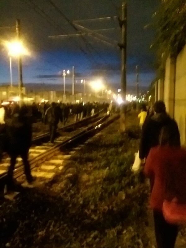 
Người dân rời khỏi khu vực ga tàu sau vụ nổ
