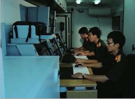 Vị trí làm việc của các trắc thủ bên trong cabin trạm xử lý trung tâm. Ảnh: Quân đội nhân dân