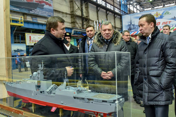 Mô hình tàu hộ vệ tên lửa Gepard (tương tự như mô hình tại LIMA-2015) tại buổi lễ đặt ky đóng 2 tàu đề án 15310 vào ngày 06-01-2015 tại nhà máy Zelenodolsk.