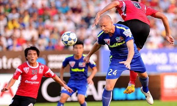 Darko Lukanovic (24) thua sút cả các trung vệ nội của ĐT.LA trong các pha tỳ đè, không chiến (ảnh Nguyên Trương)