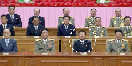 
Ông Choe Ryong Hae (khoanh tròn) ngồi bên trái tướng Hwang Pyong So, vị trí theo lý thuyết thuộc về Bộ trưởng Quốc phòng Park Yong Sik tại hội nghị ngày 8/9.
