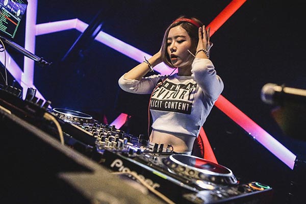 DJ Soda phẫu thuật thẩm mỹ: Đón xem DJ Soda trong đôi mắt mới sau khi cô ấy thực hiện phẫu thuật thẩm mỹ. Các fan hâm mộ của Soda sẽ được trải nghiệm một giai đoạn mới của cô nàng DJ này trong đêm nhạc tiếp theo của mình.