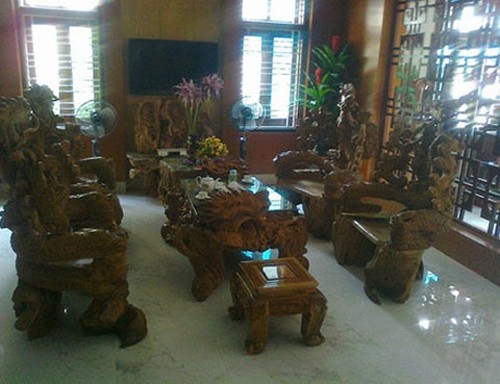 
Bộ bàn ghế làm bằng gỗ ngọc am ngàn năm tuổi dưới đáy sông Gâm, thuộc sở hữu của ông Nguyễn Quang Vịnh, một đại gia trong ngành lâm sản, khoáng sản ở Tuyên Quang, có giá trị vào khoảng 10 tỷ đồng. (Ảnh: VEF)
