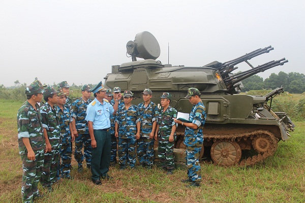 
Đại tá Phan Đức Thắng, Phó Trưởng khoa PPK-TLTT trao đổi kinh nghiệm với kíp bắn.
