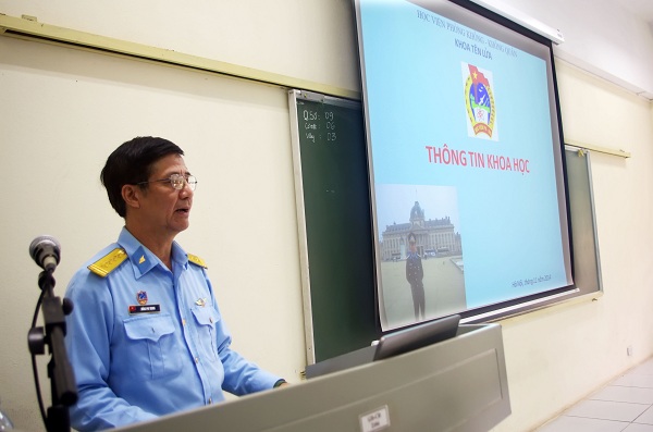 Đại tá, TS Đồng Phi Trung - Trưởng Khoa Tên lửa phát biểu khai mạc. Ảnh: Học viện PK-KQ