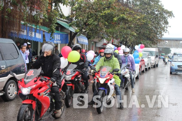 Đặc biệt, dàn xe “khủng” của các thành viên của CLB chơi xe ở Hà Nội SWAT cũng có mặt trong đám cưới.