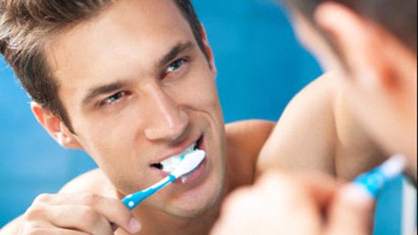 Vệ sinh răng miệng sạch sẽ giúp bạn giảm thiểu mắc chứng xuất tinh sớm