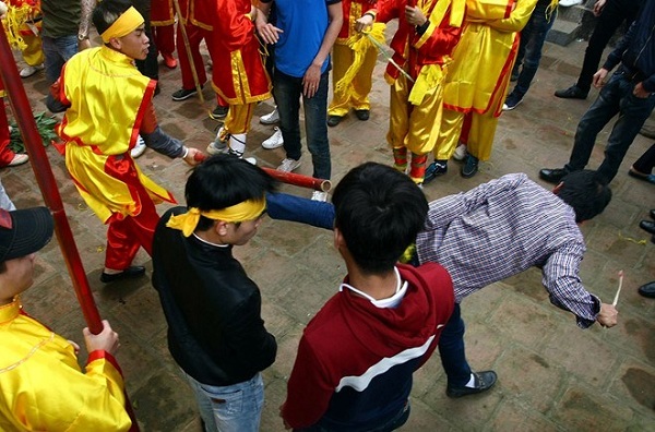 Một pha dùng chân đối phó với gậy. Tuy nhiên, anh chàng áo kẻ này sau đó bị đòn đau (Ảnh:Zing)