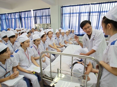 
Sinh viên ngành điều dưỡng đang đi thực tế ở một bệnh viện. (Ảnh: Sài Gòn Tiếp Thị).
