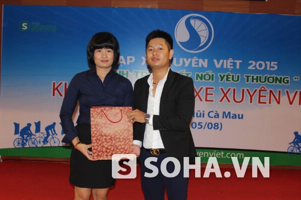 Ông Trịnh Tuấn Anh - đại diện BTC nhận sách tặng từ Giám đốc Miền Bắc Quỹ Sáng tạo Vì Khát vọng Việt.