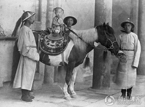 
Theo quan niệm truyền thống, đĐông con nhiều cháu là phúc đức của Hoàng thất và cũng là phúc đức của các gia đình Trung Quốc dưới thời phong kiến.
