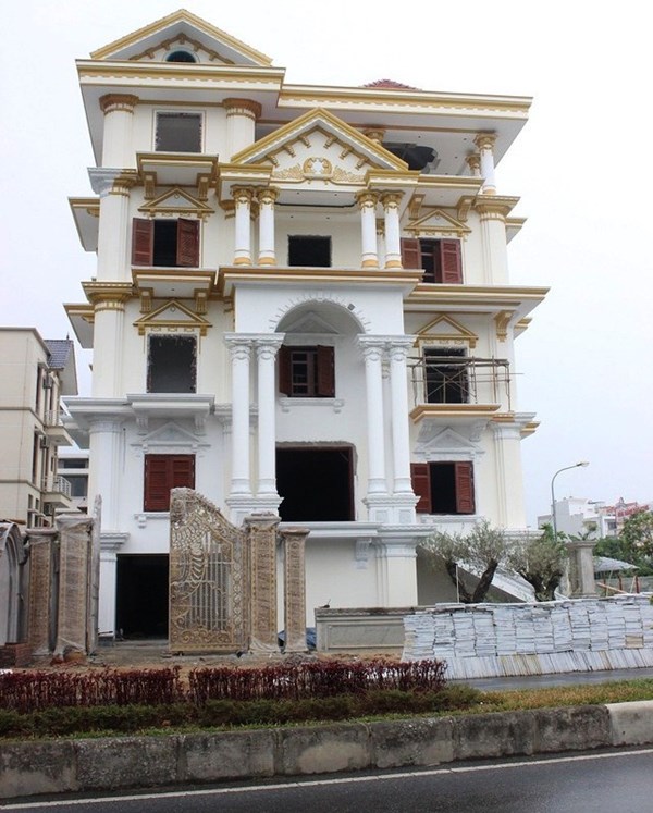 
Một căn biệt thự của đại gia Quảng Ninh đang trong quá trình xây dựng. (Ảnh: Duyên Duyên)
