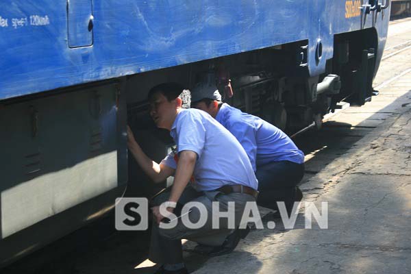 Nhân viên tàu kiểm tra cẩn thận các chi tiết máy trước khi tàu vận hành