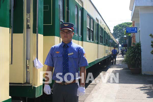 Các tiếp viên trên chuyến tàu khách siêu tốc chất lượng cao này cũng đã chuẩn bị sẵn sàng để đón những lượt khách đầu tiên lên tàu trong tiết trời nắng nóng