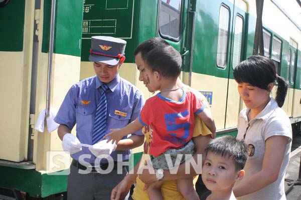 Những hành khách đầu tiên lên tàu