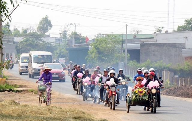 Đoàn xe Minks chạy dọc các con đường quê chở cô dâu từ xã Tân Tiến về nhà trai ở xã Ea Hiu trên chặng đường hơn 10km.