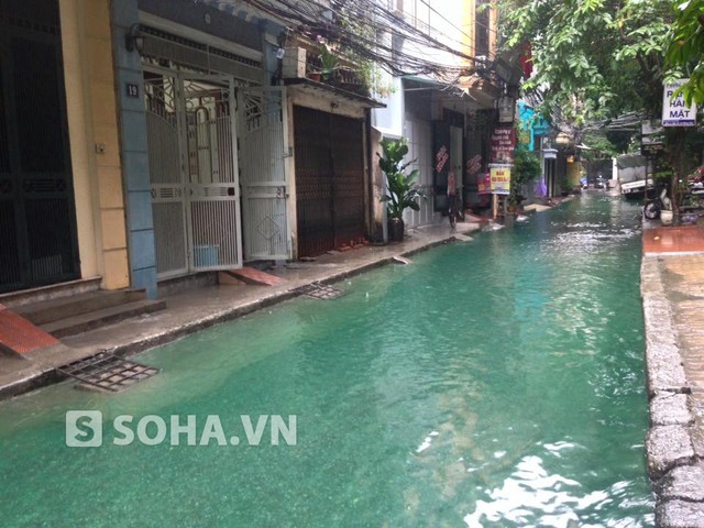 
Sau cơn mưa lớn sáng 22/9, con ngõ 87 phố Tam Trinh, quận Hoàng Mai, Hà Nội bị ngập, kỳ lạ là cả dòng nước này có màu xanh. Cơ quan chức năng sau đó đã tìm thấy 2 bao tải đựng chất nhuộm màu xanh dưới dòng nước ngập. (Ảnh: Thế Long)
