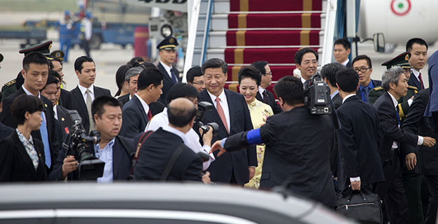 
Chủ tịch Trung Quốc Tập Cận Bình và phu nhân Bành Lệ Viện đã xuống sân bay Nội Bài - Ảnh: Việt Dũng/Tuổi trẻ
