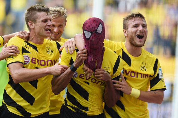 Aubameyang đeo mặt nạ Spider-Man