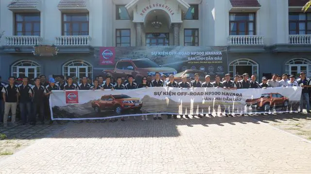 
Ban Lãnh Đạo Nissan Việt Nam chụp ảnh cùng khách hàng tham gia lái thử
