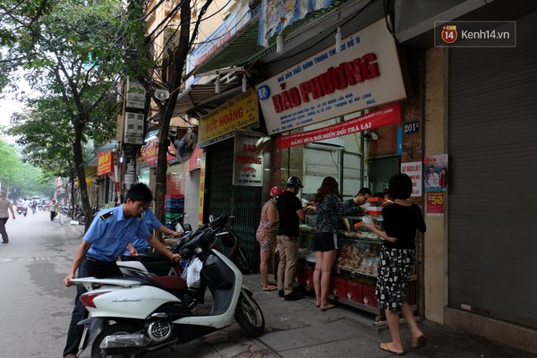 Trong sáng nay, điểm bán bánh Bảo Phương cơ sở 2 tại tại 223 Thuỵ Khuê vẫn mở cửa bán như mọi ngày.
