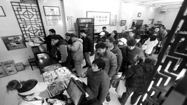 
Khách hàng xếp hàng dài mua bánh tại Qing-Feng vào năm 2013.
