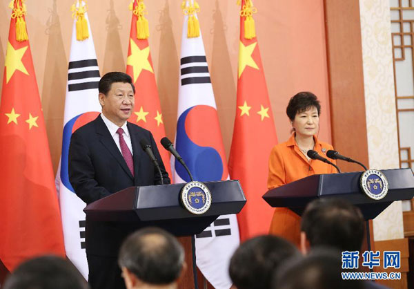 Chủ tịch Trung Quốc Tập Cận Bình (trái) và người đồng cấp Park Geun Hye họp báo tại Nhà Xanh, trong chuyến thăm cấp nhà nước của vợ chồng ông Tập tới Hàn Quốc, ngày 3/7/2014. Ảnh: THX.